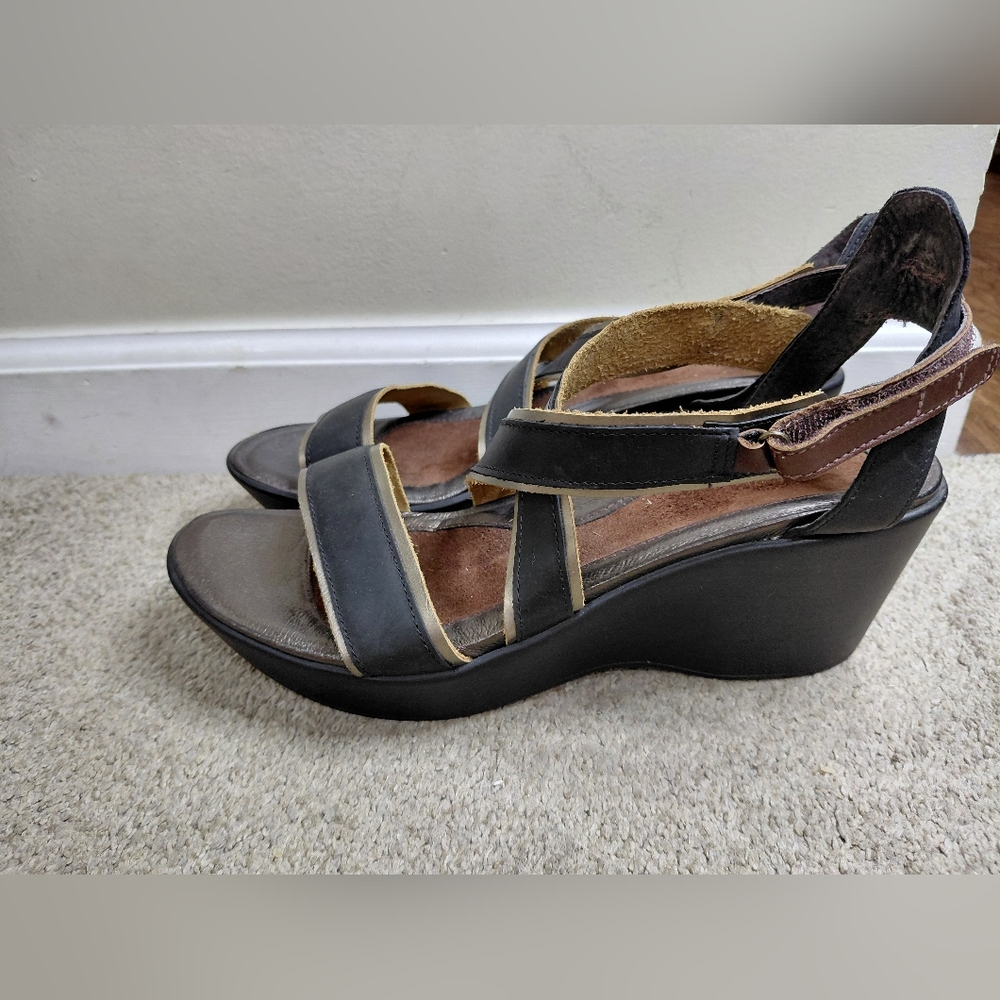 Naot Women Size 42/11 Us Black Wedge Sandals